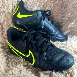 Nike unisex-child Tiempo Legend 9 Club Multi Ground Soccer Cleat Size 1Y
